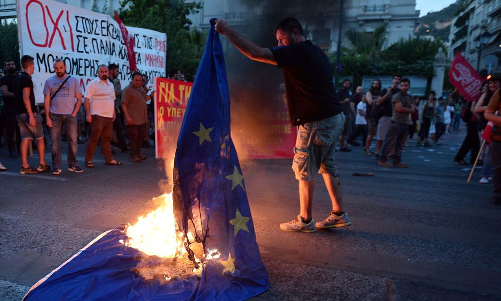 Grecia crisi bandiera UE bruciata