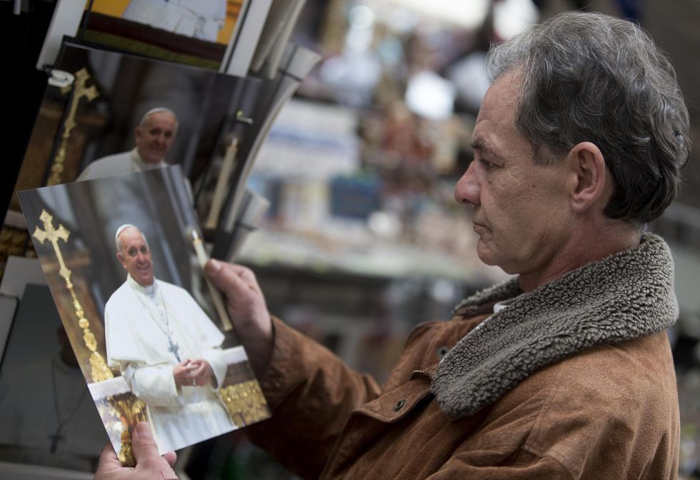 In Vaticano arriva il barbiere per i senzatetto