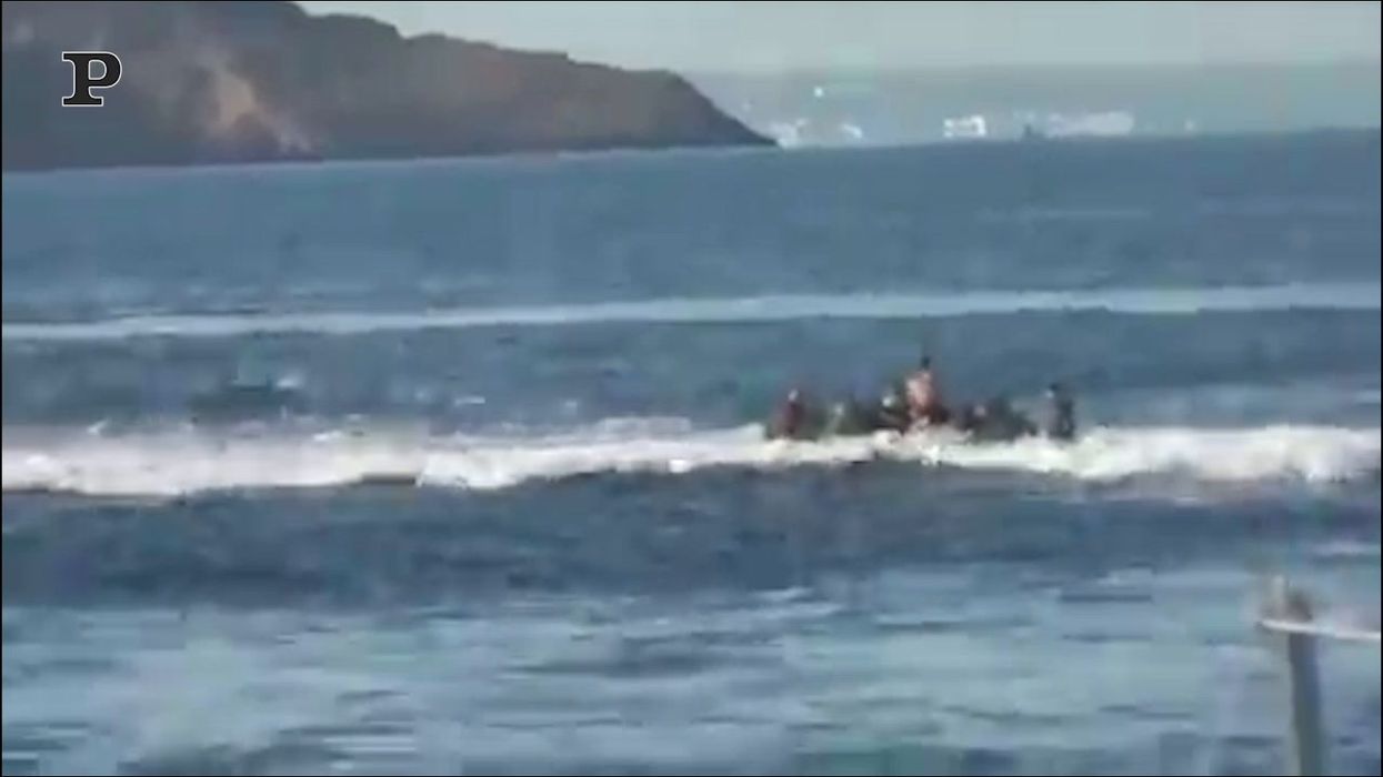 Guardia costiera greca cerca di affondare i migranti