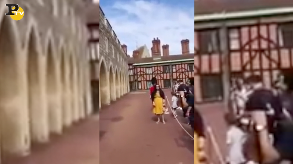 Guardia della Regina spinge turista video