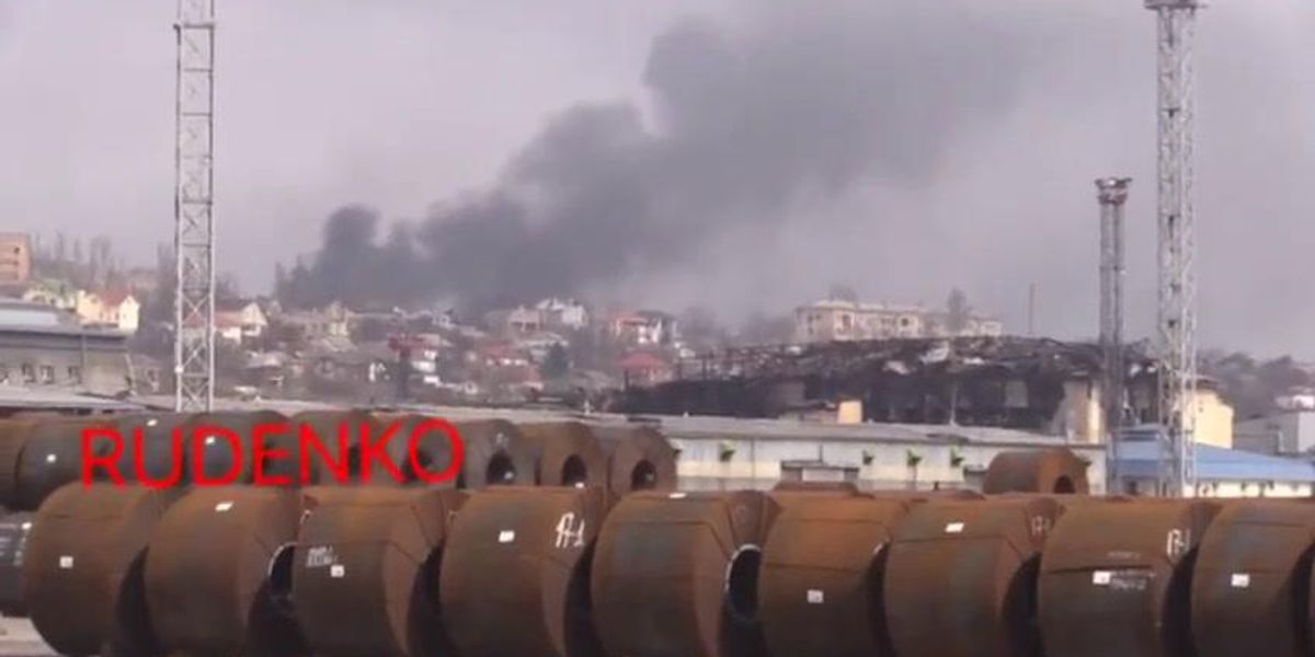 Soldati russi ed esplosioni al porto di Mariupol | Video