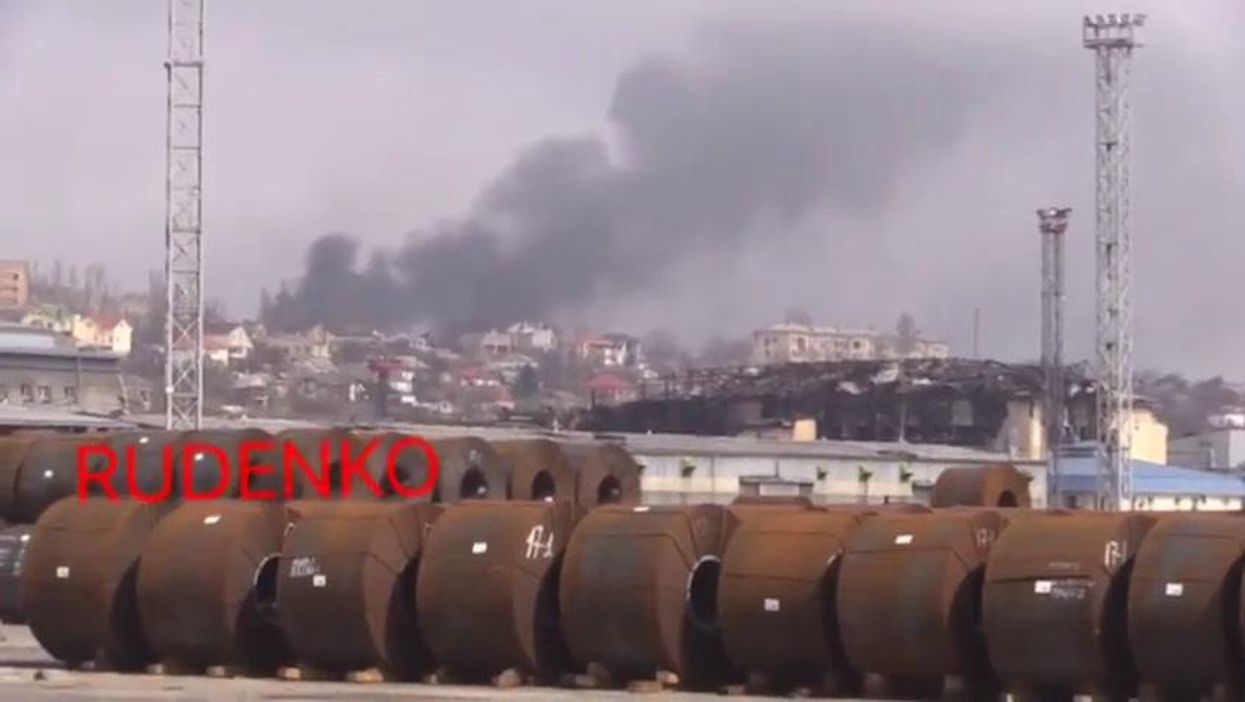 Soldati russi ed esplosioni al porto di Mariupol | Video