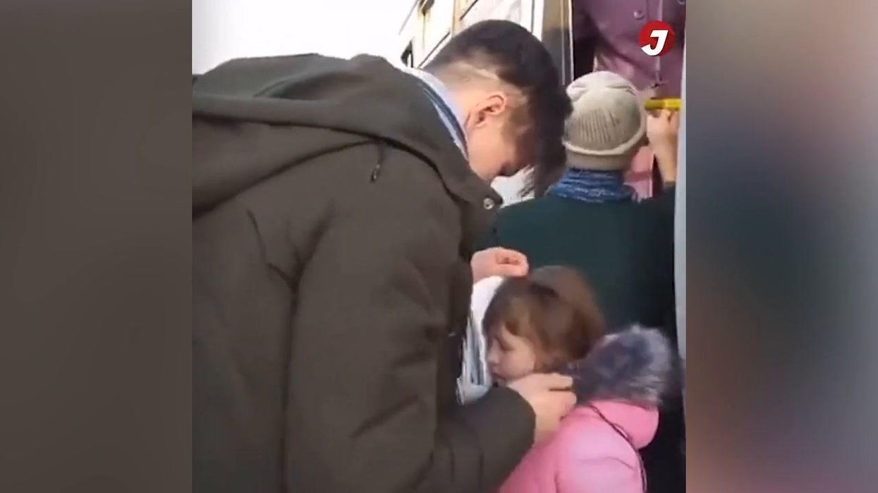 Guerra Russia-Ucraina: papà in lacrime saluta la figlia in partenza | Video