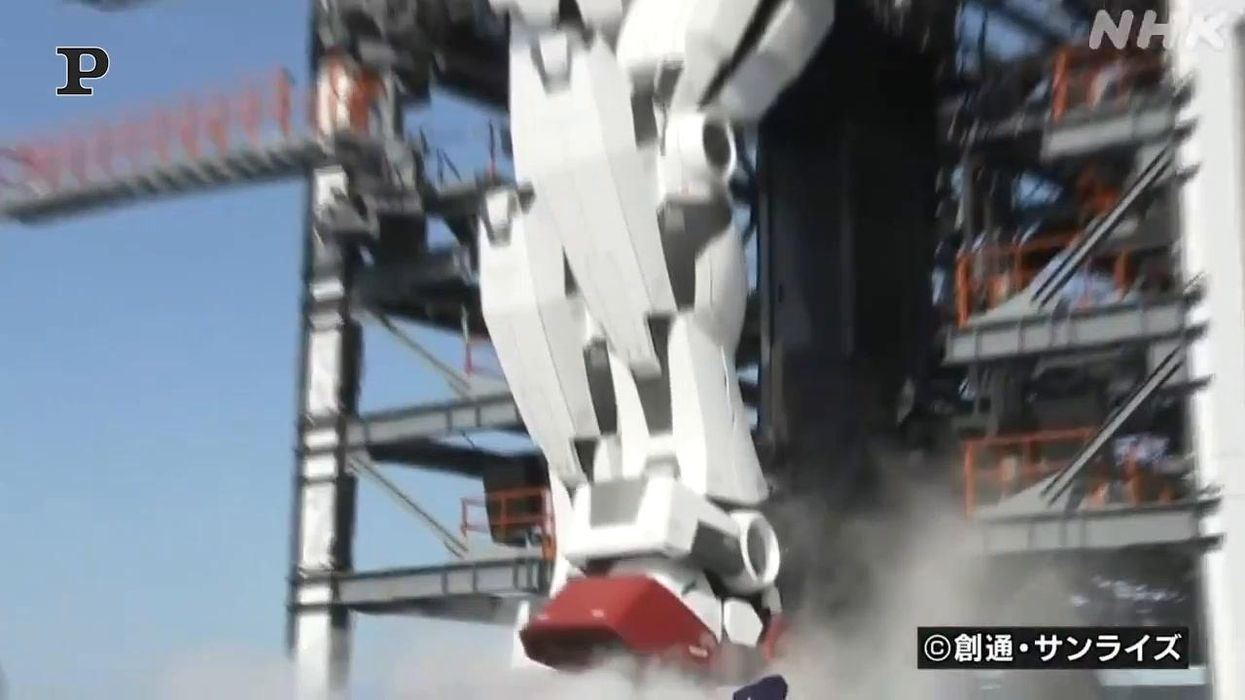 Yokohama, Gundam ora si muove e compie il suo primo passo | video