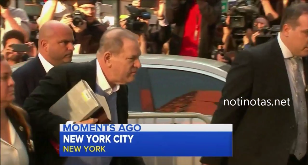 Harvey Weinstein si consegna Polizia New York video