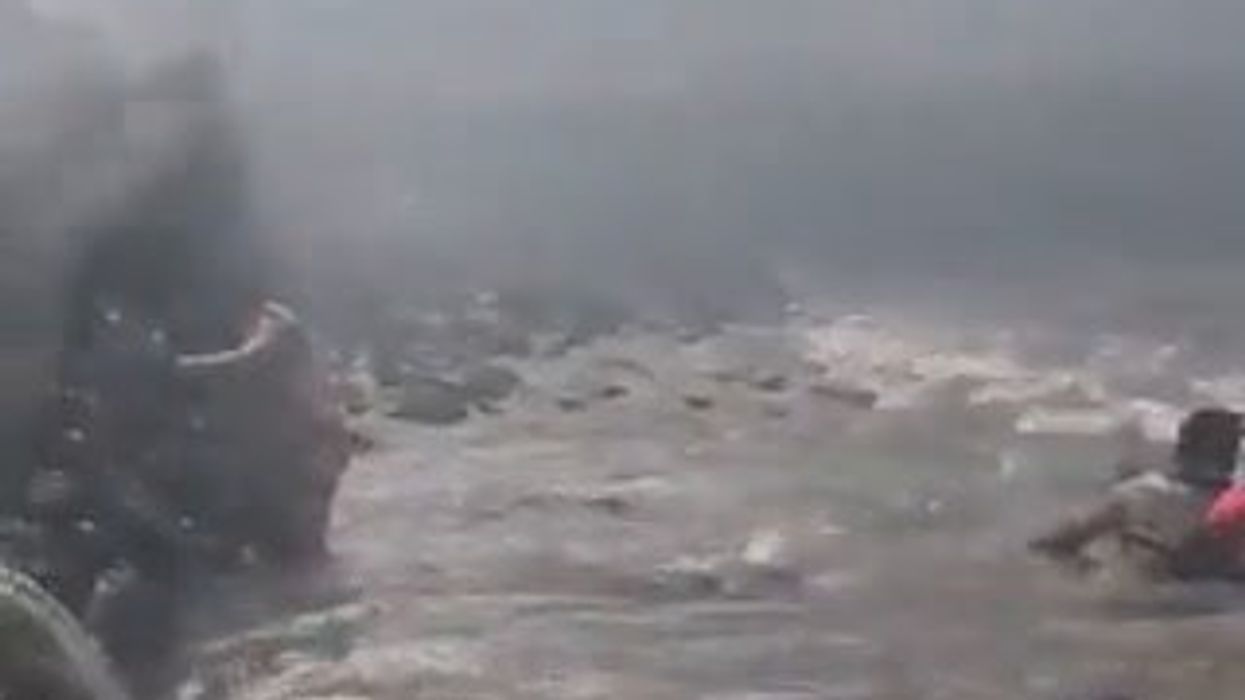 Hawaii, la gente si getta nel mare per scappare dalle fiamme degli incendi | video