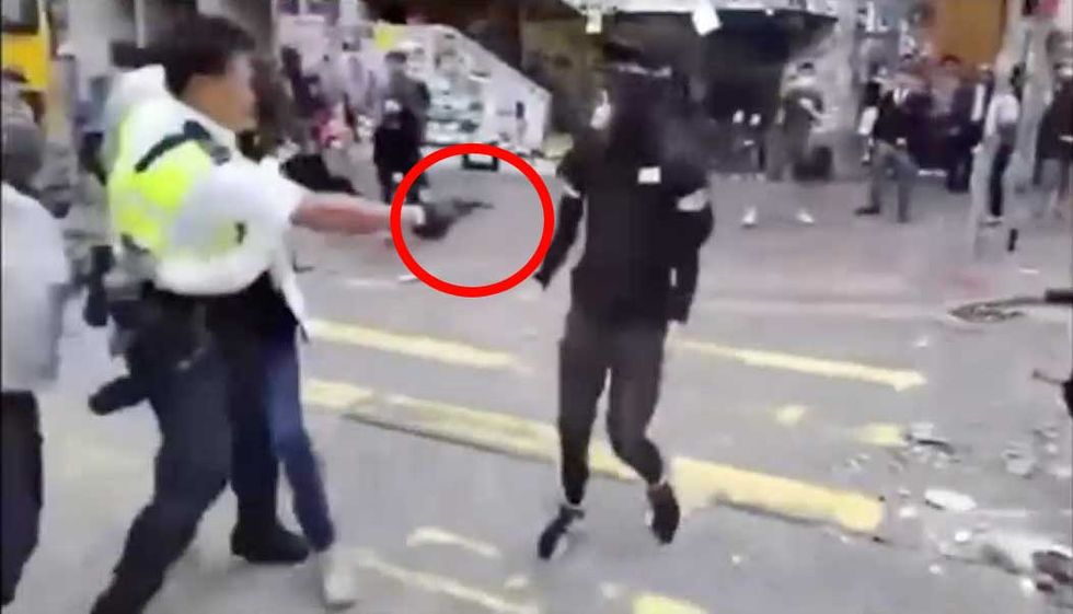 Hong-Kong-sparatoria-contro-manifestante-video