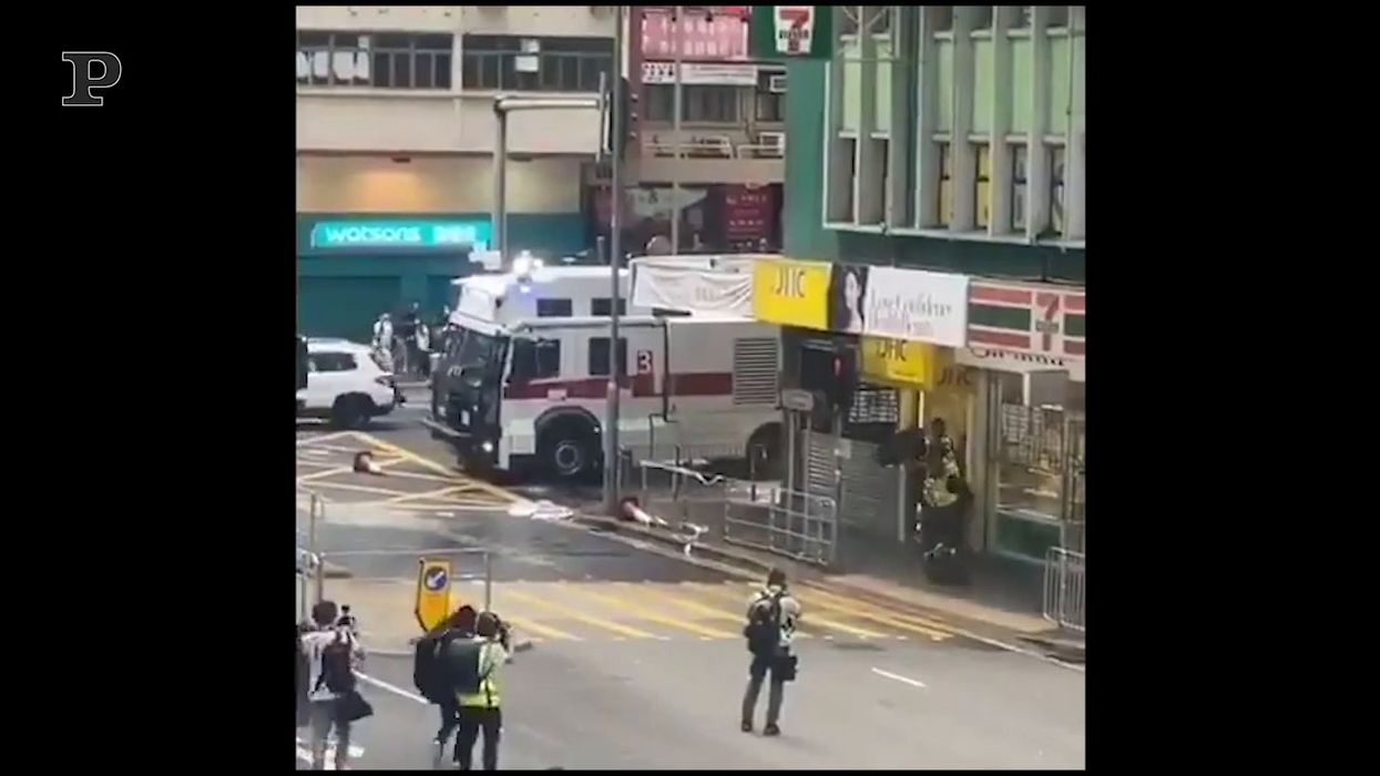 Hong Kong, la polizia spara acqua sui giornalisti
