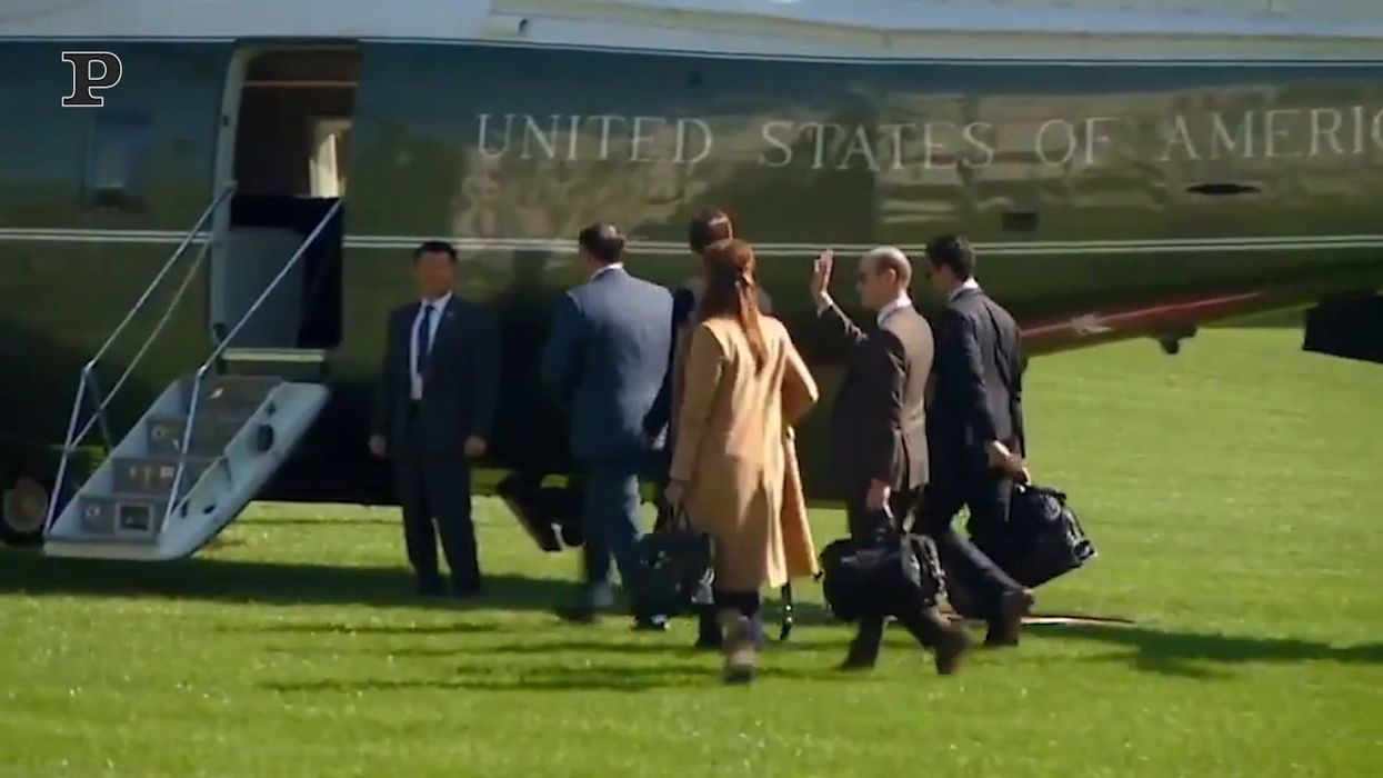 Trump e Hope Hicks salgono sull'elicottero senza mascherina | video