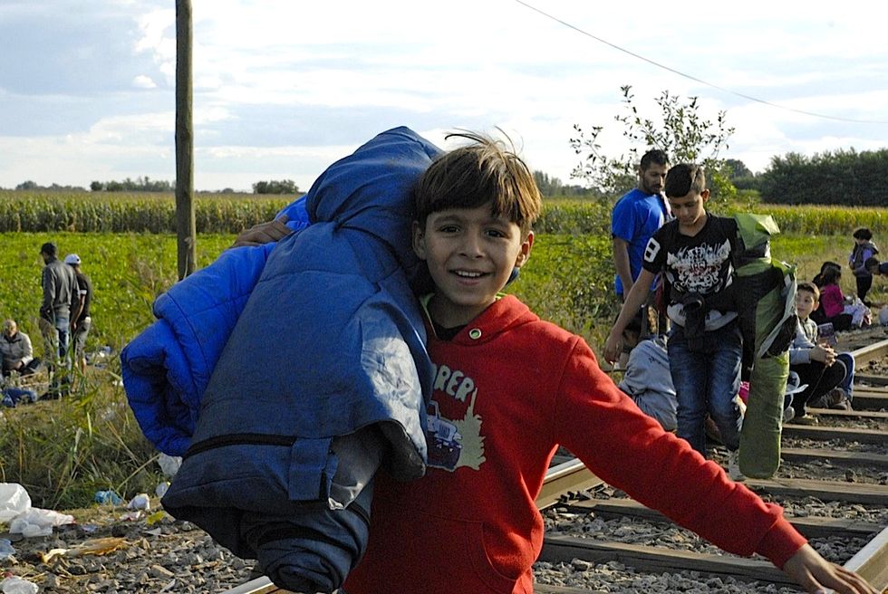 I migranti sfondano la frontiera tra Serbia e Ungheria