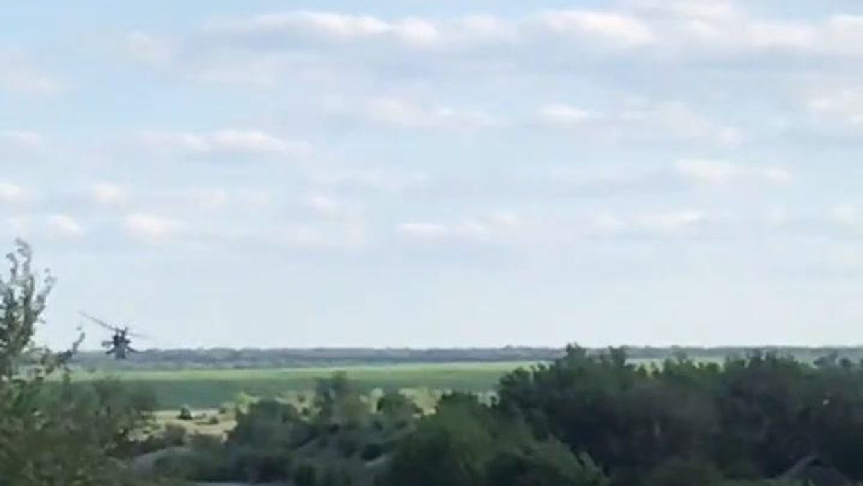 Carri armati ed elicotteri scortano i soldati arresi ad Azovstal | video