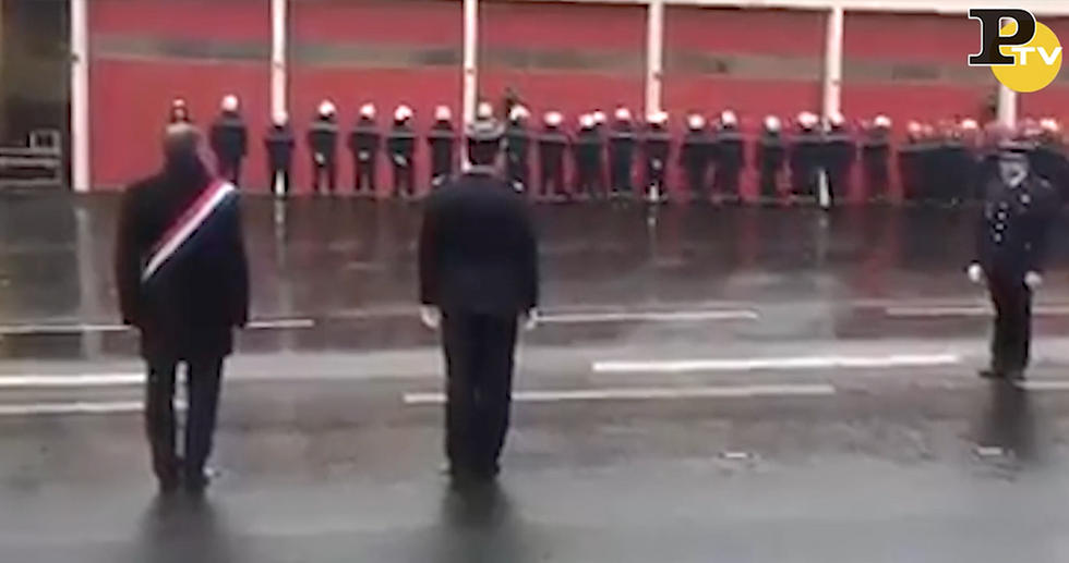 I pompieri voltano le spalle a Macron video