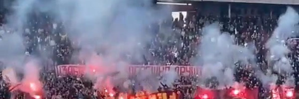 Ultras Stella Rossa bruciano lo storico striscione Fedayn della Roma I video