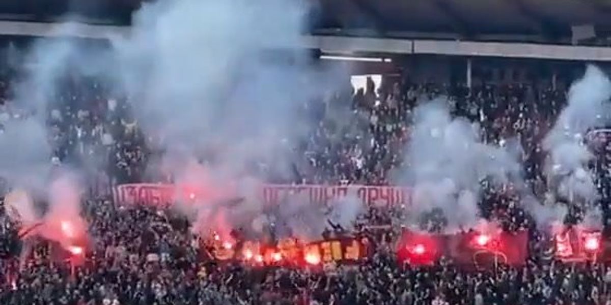 Ultras Stella Rossa bruciano lo storico striscione Fedayn della Roma I video