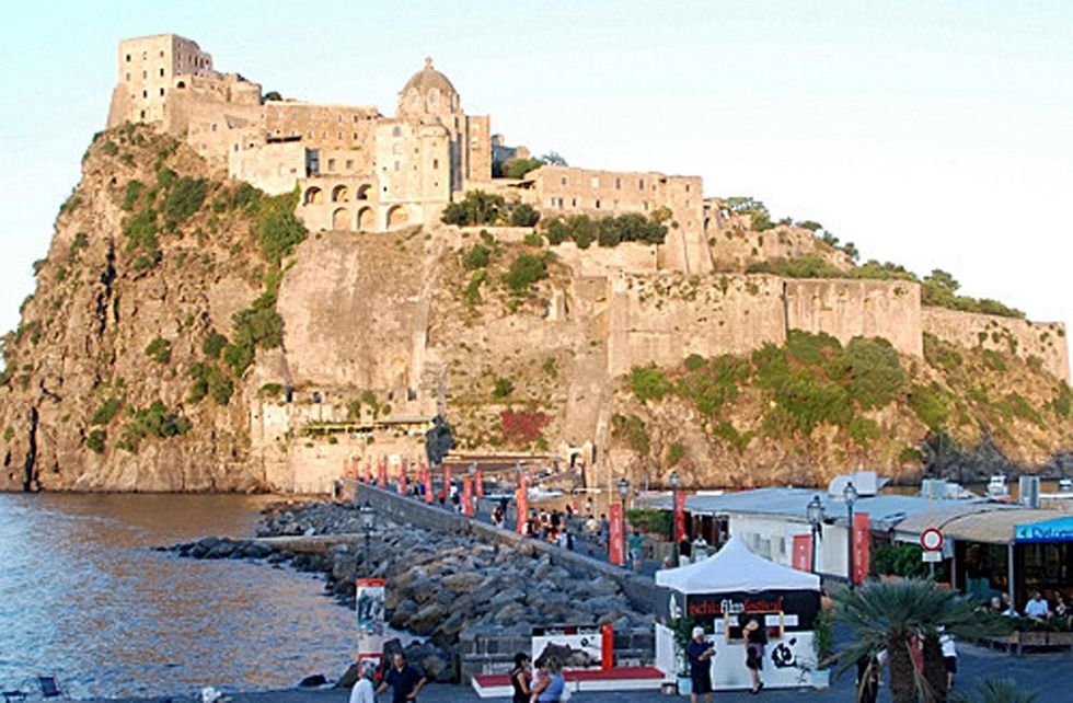 Welcome to the Aragonese Castle in Calabria