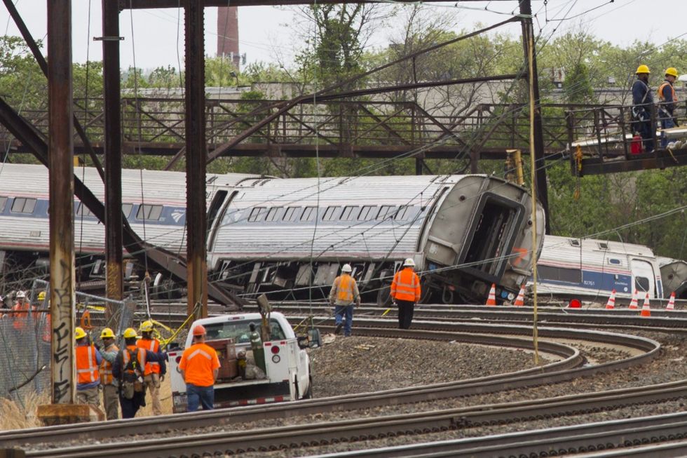 Philadelphia, sul treno deragliato morto anche un italiano - Foto e video