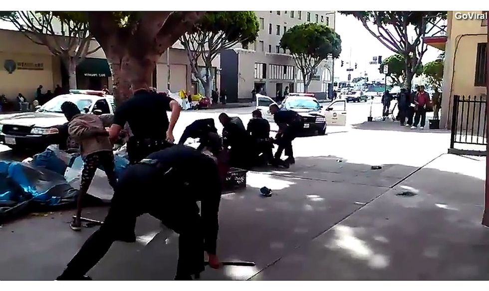 Così la polizia di Los Angeles uccide un homeless - Video