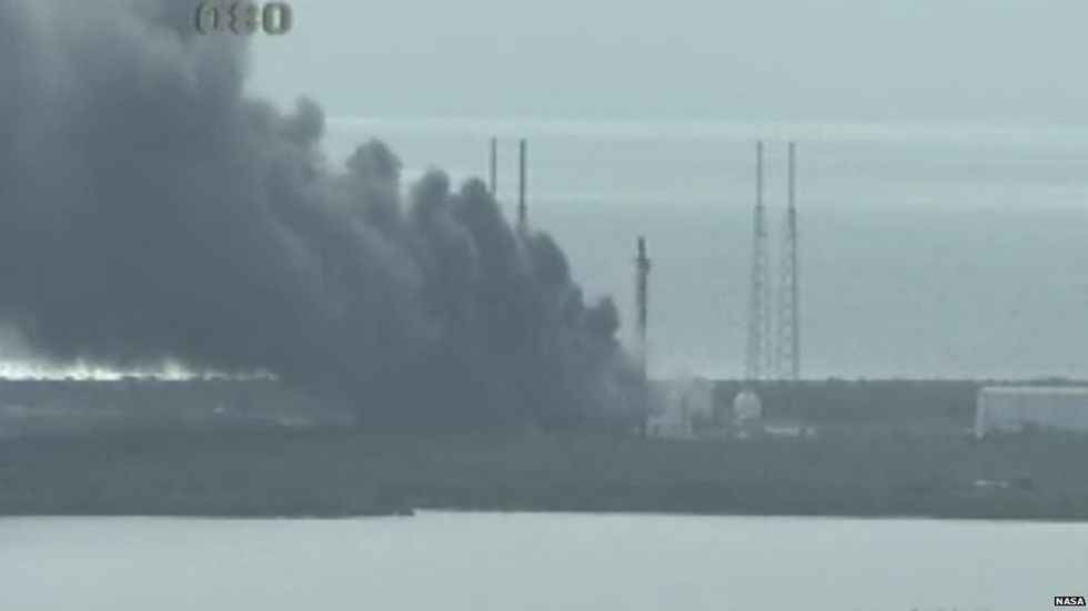 Esplosioni a Cape Canaveral durante un test del Falcon 9 SpaceX - foto e video