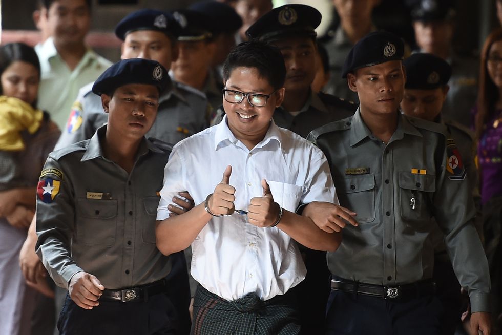 Il giornalista Reuters Wa Lone all'arrivo al tribunale di Yangon. L'uomo con il collega Kyaw Soe Oo è statp condannato a sette anni di carcere