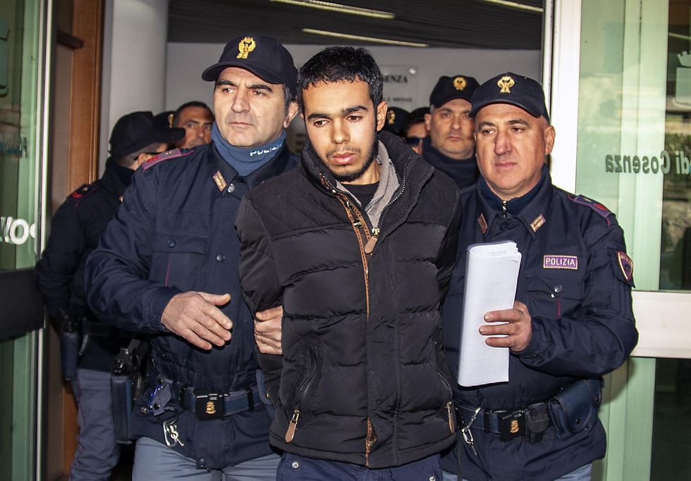 Terrorismo, blitz della polizia a Cosenza: arrestato un foreign fighter
