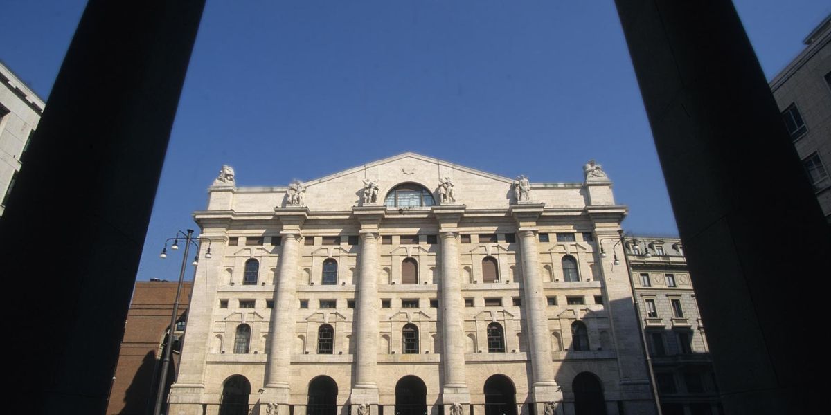 Il palazzo della Borsa in Piazza Affari a Milano