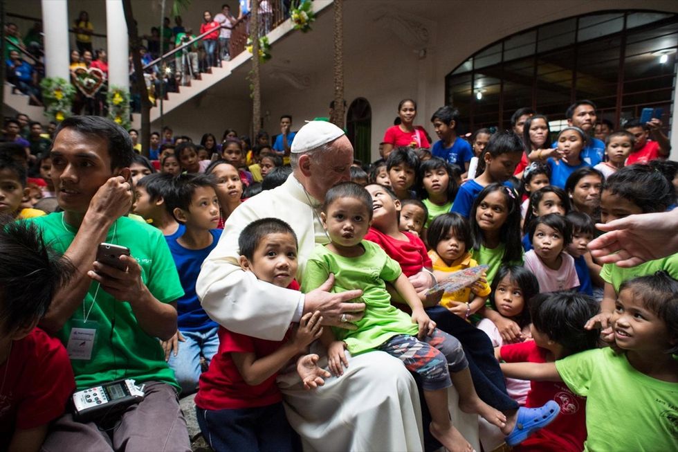 Manila: l’abbraccio di Papa Francesco ai bimbi di strada