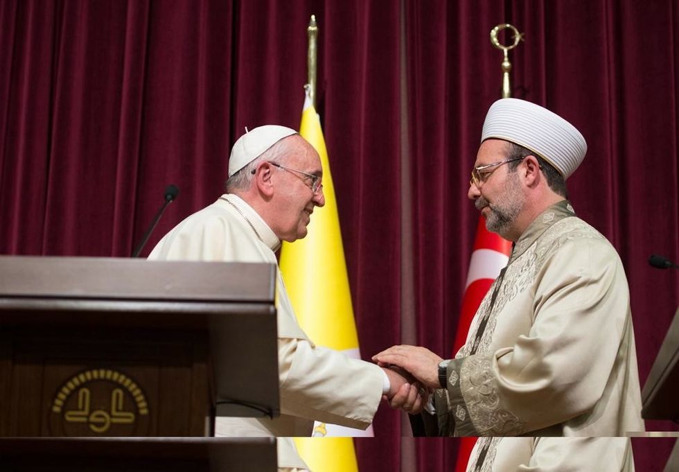 Il Papa in moschea per dire no al fondamentalismo