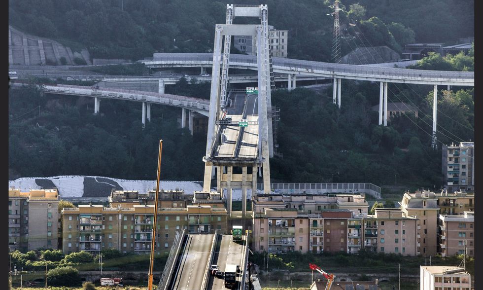 Il ponte Morandi dopo il crollo