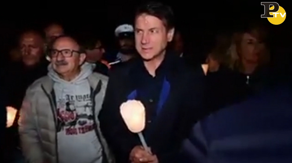 Il premier conte partecipa alla fiaccolata ad Amatrice a due anni dal terremoto video