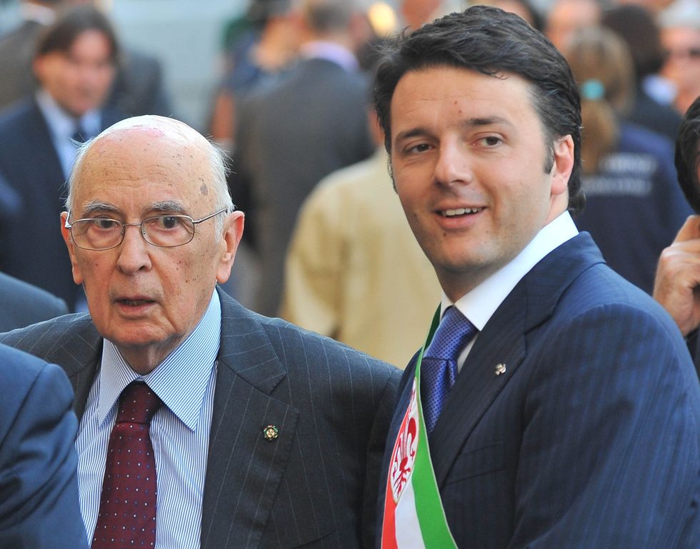 Lo "strano amore" di Renzi e del Pd per Napolitano
