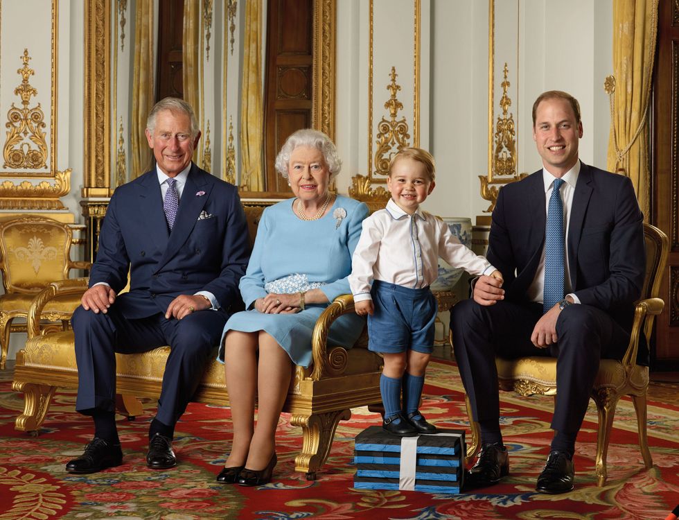 Il Principe Carlo, la Regina Elisabetta, il Principe George e il Principe William: una Regina e tre eredi eredi al trono in un'unica foto