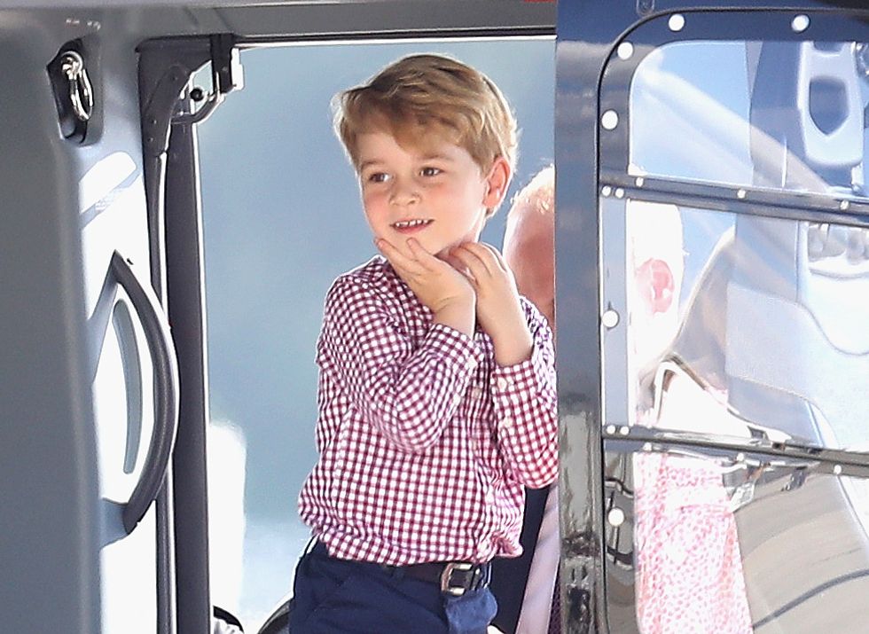 Il Principe George felice sull'elicottero