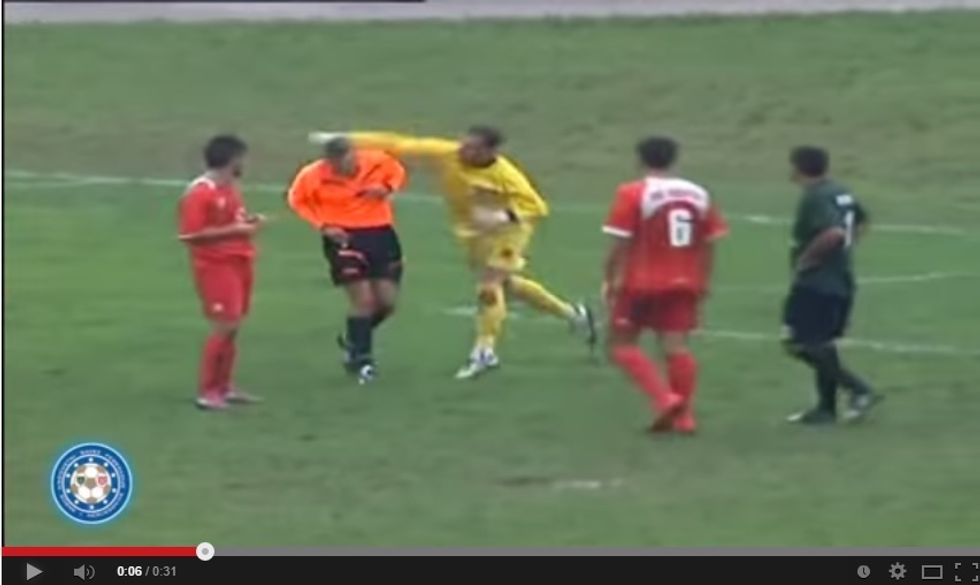 Bosnia, giocatore colpisce con un pugno l'arbitro - VIDEO