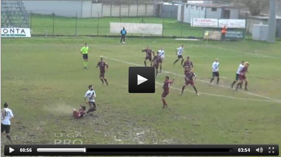 Clamoroso Lamezia: gol da rimpallo da 80 metri - VIDEO