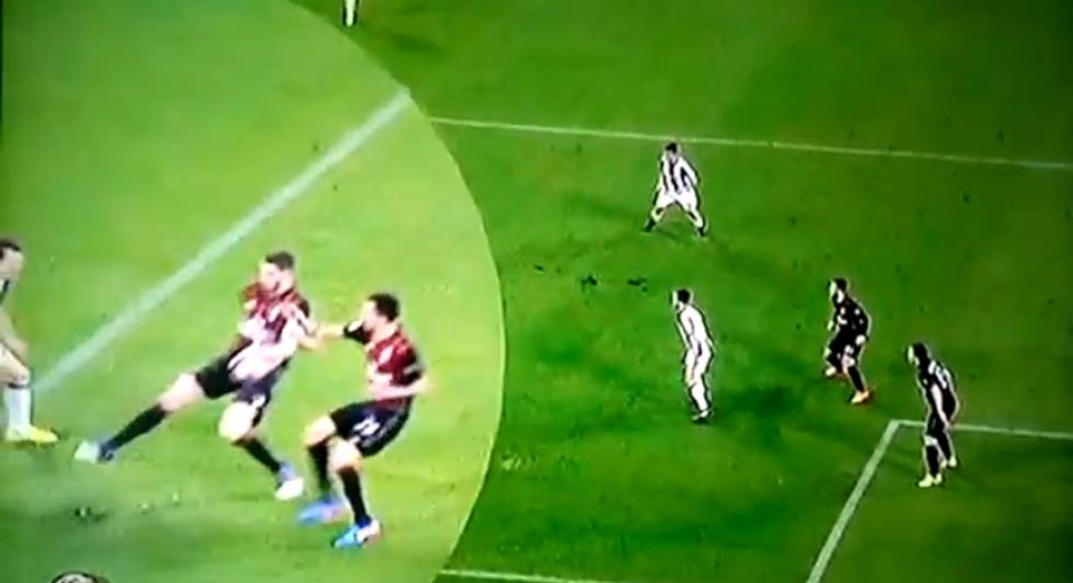 Il rigore di Juve Milan: il tocco di mano di De Sciglio - VIDEO