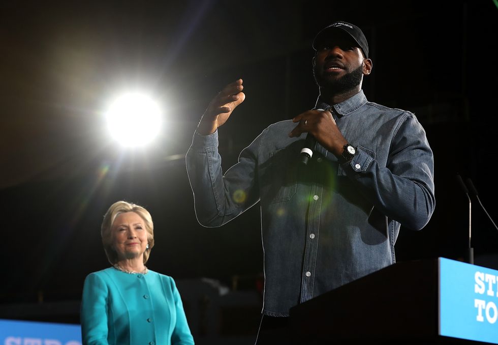 LeBron James si schiera con Hillary Clinton