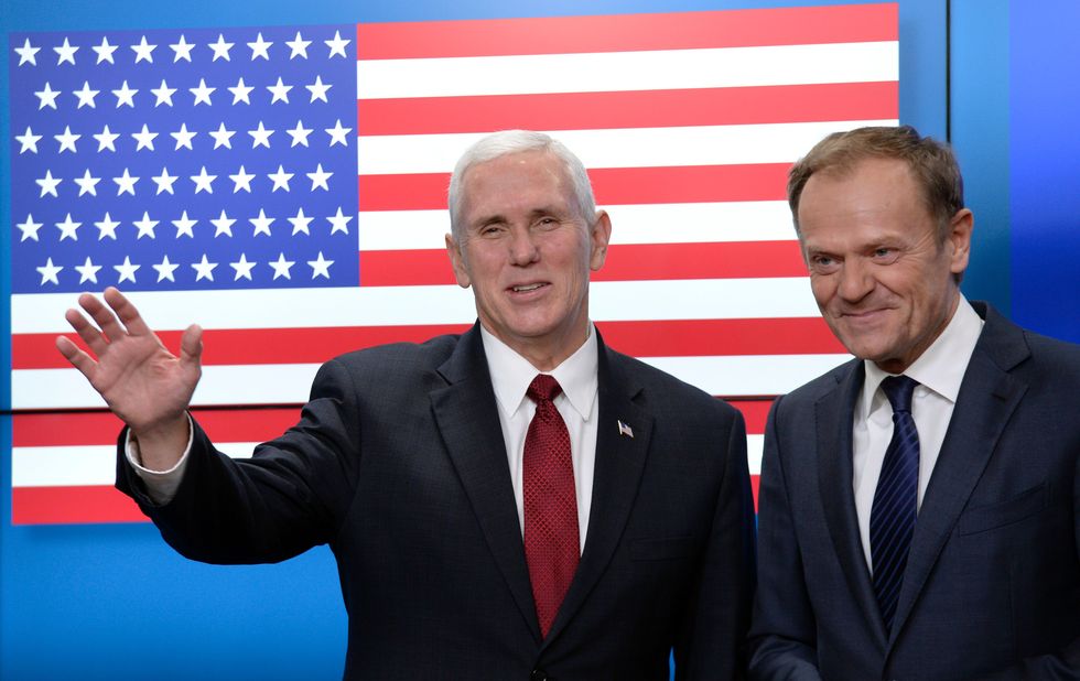 Il vice presidente americano Mike Pence e il Presidente del consiglio europeo Donald Tusk a Bruxelles. Alle loro spalle la bandiera Usa con una stella in più