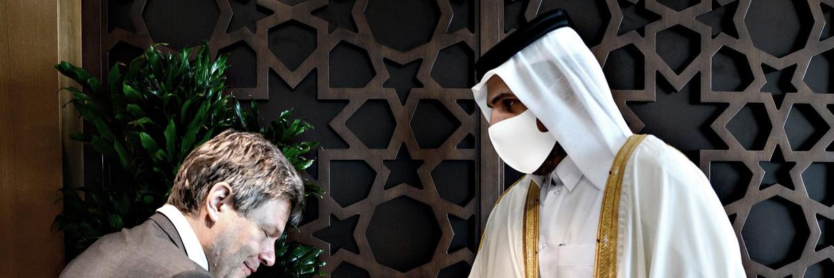 ​Il vicecancelliere tedesco Robert Habeck con lo Mohammed bin Hamad bin Kasim al-Abdullah Al Thani, ministro del commercio e industria del Qatar