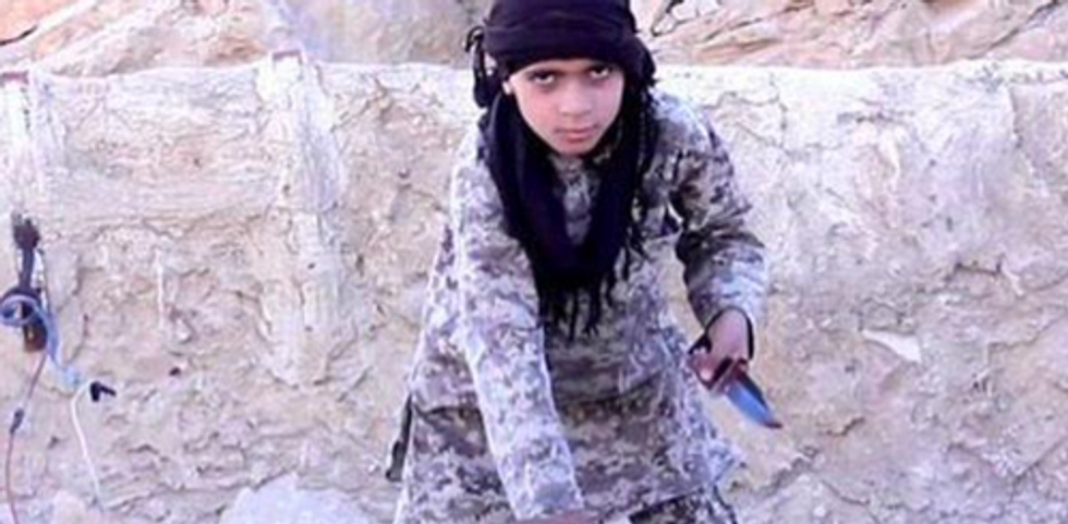Isis, ancora un video shock: un bambino decapita prigioniero