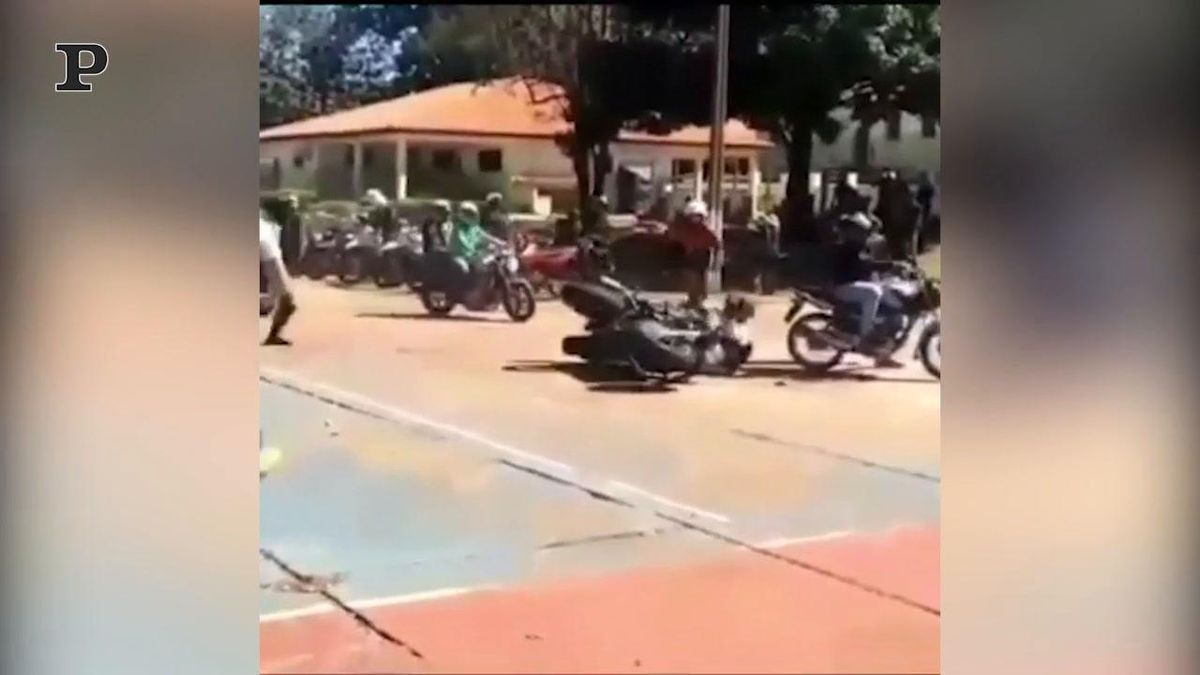 Il volo del motociclista distratto | video