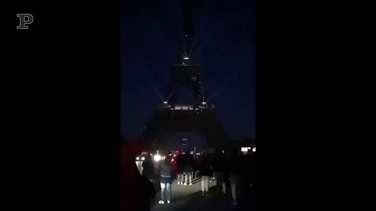 Il gioco di luci della Torre Eiffel in ricordo delle vittime del Covid-19