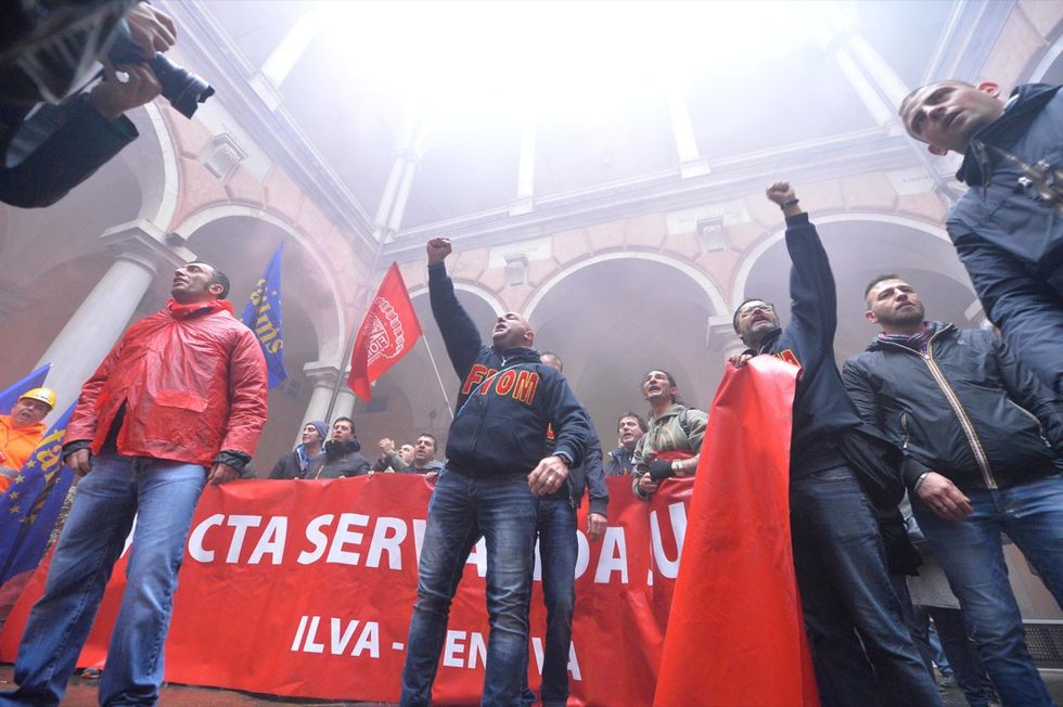 Ilva: Lavoratori occupano cortile Municipio Genova