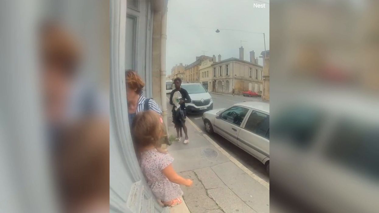 Francia: aggressione violenta a un'anziana e una bimba sulla porta di casa | video