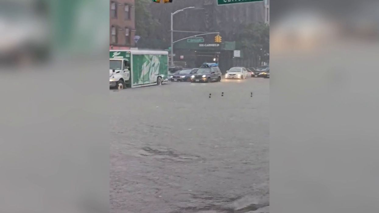 New York si sveglia sommersa: Brooklyn completamente allagata | video