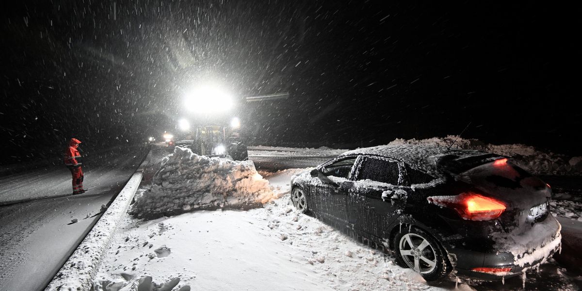 Svezia, freddo e neve paralizzano centinaia di auto. Traffico in tilt