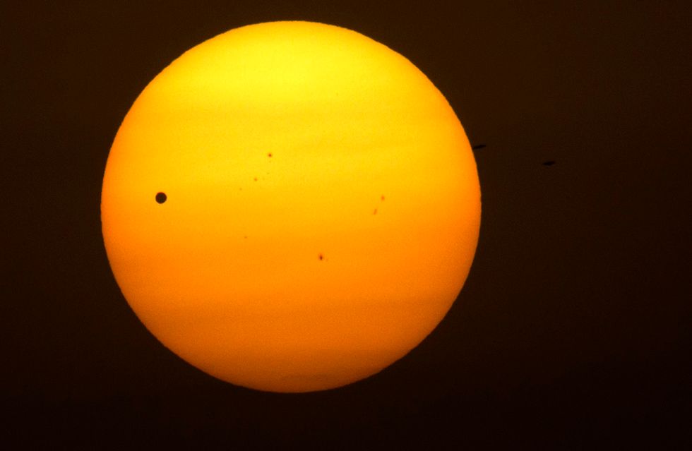 Lo spettacolo di Venere in transito tra la Terra e il Sole