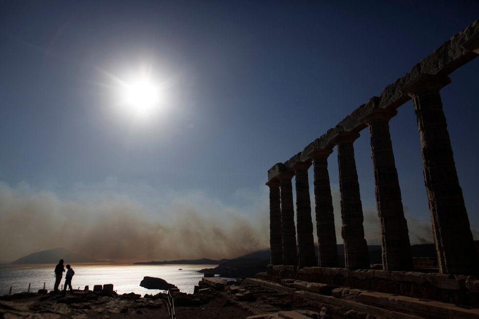 A sud di Atene violenti incendi nel giorno del voto
