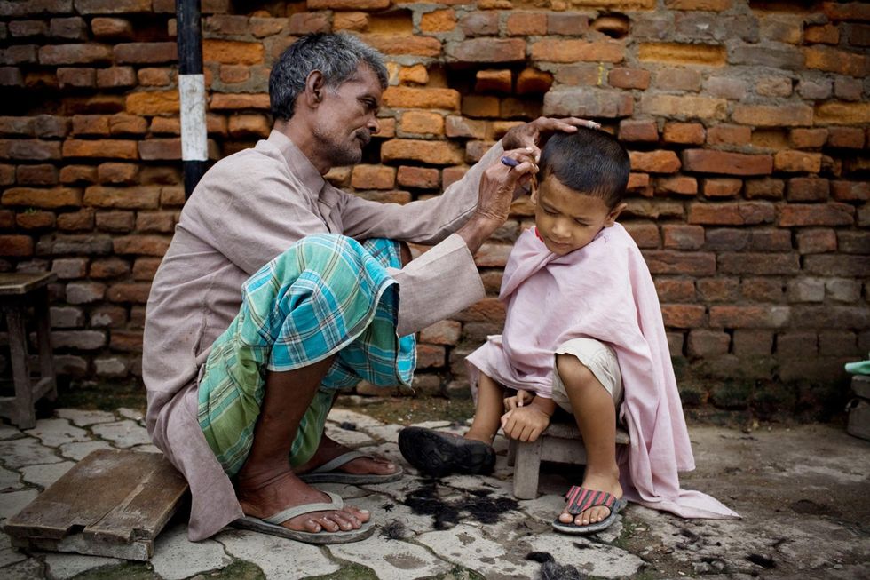 Dal barbiere di strada a Kathmandu
