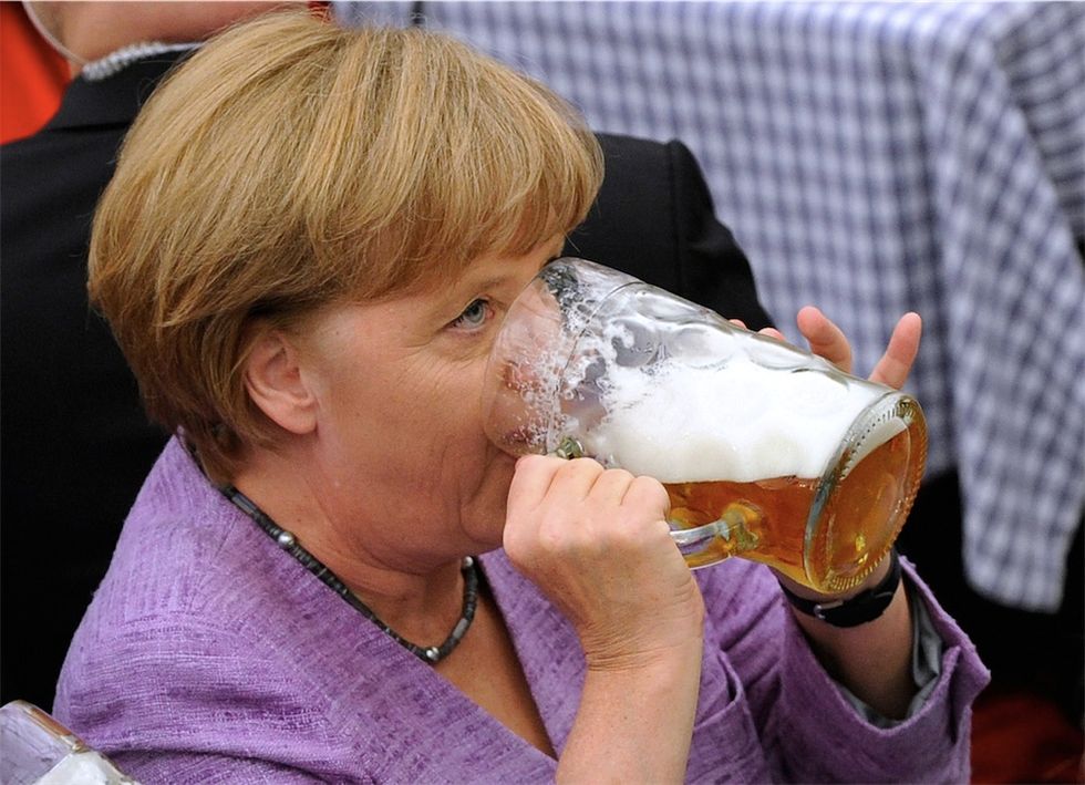 La birra della Merkel e altre foto dal mondo