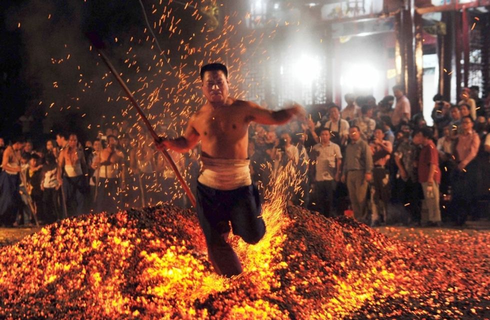 Cina, via al Firewalking, la festa del fuoco